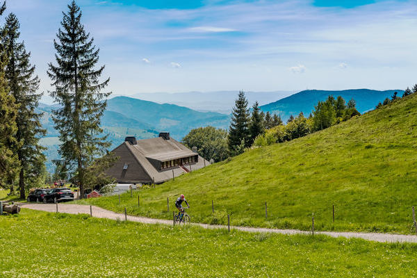 Ein beliebtes Ziel fr Radfahrer ist das Almgasthaus Knpflesbrunnen auf ber 1.000 Metern