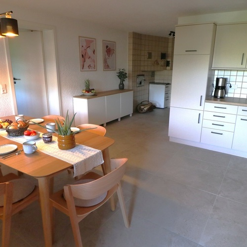 Der Essbereich mit K&uuml;che unserer Ferienwohnung. - 