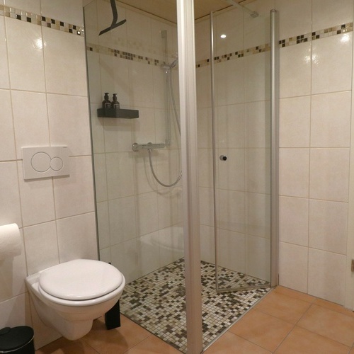Das ger&auml;umige Bad mit Dusche und WC. - 