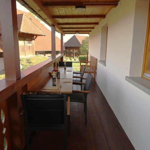 Der Balkon l&auml;dt zum Verweilen ein. - 
