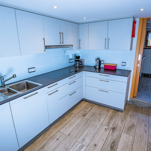 Unsere moderne und vollst&auml;ndig ausgestattete K&uuml;che l&auml;dt zum gemeinsamen Kochen ein.  - 